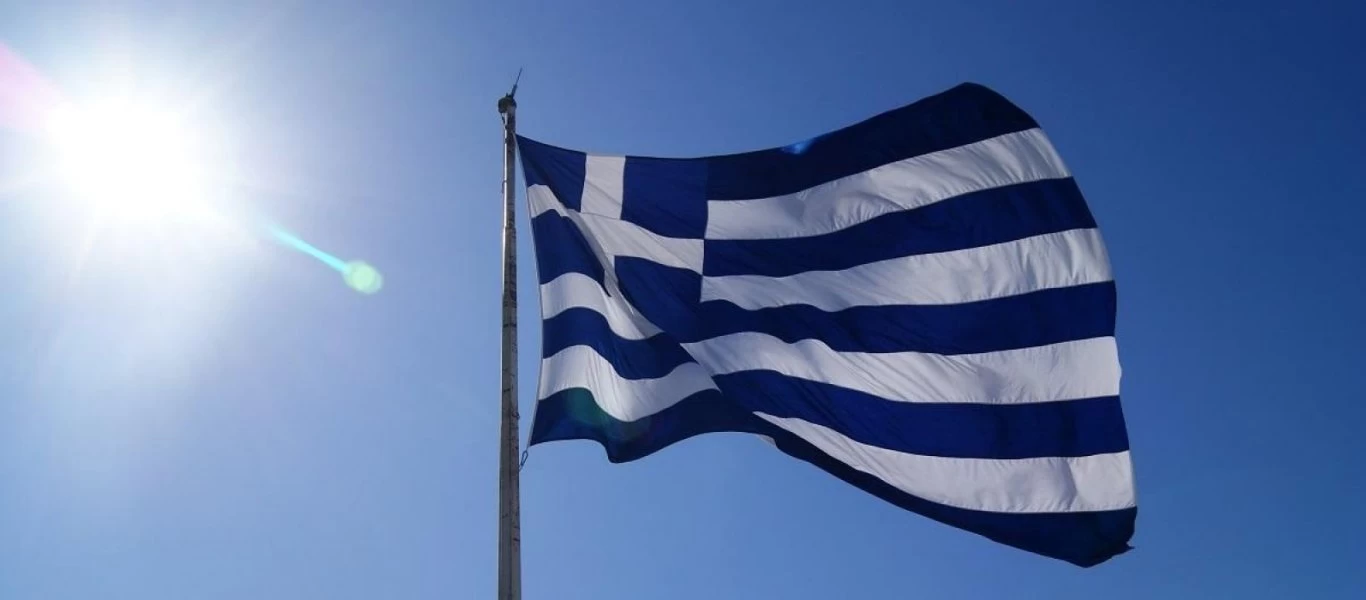 Οι Έλληνες τιμούν την επανάσταση του 1821 παρά την καραντίνα: Ο εθνικός ύμνος ηχεί από τα... μπαλκόνια (βίντεο)